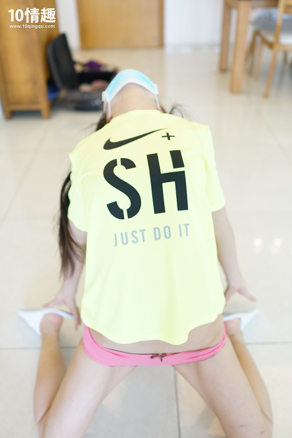 [ROSI写真]口罩系列NO.368_红色内裤美女半撩黄色上衣露半球撩人诱惑写真42P